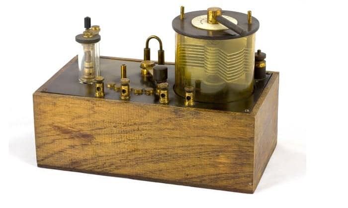 how does a crystal radio work