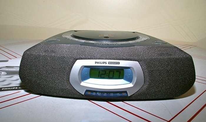 alarm-clock-with-cd-player